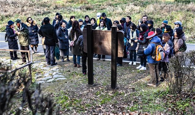서울미래유산 투어 참가자들이 양재천 손바닥습지와 발바닥습지 앞에서 생태계 복원현장을 살펴보고 있다.