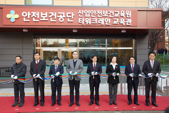고용부 타워크레인 설치·해체 실습장 첫 개관