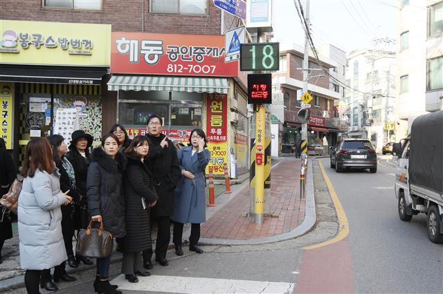 지난 18일 이창우(오른쪽 두 번째) 동작구청장이 서울 동작구 대방동 대림초등학교 인근에서 학부모들과 함께 스마트 보행로를 점검하고 있다. 동작구 제공 지난 18일 이창우(오른쪽 두 번째) 동작구청장이 서울 동작구 대방동 대림초등학교 인근에서 학부모들과 함께 스마트 보행로를 점검하고 있다. 동작구 제공