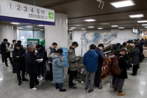 “전대미문 재판” vs “앉으라”… 檢·法, 정경심 재판서 또 충돌