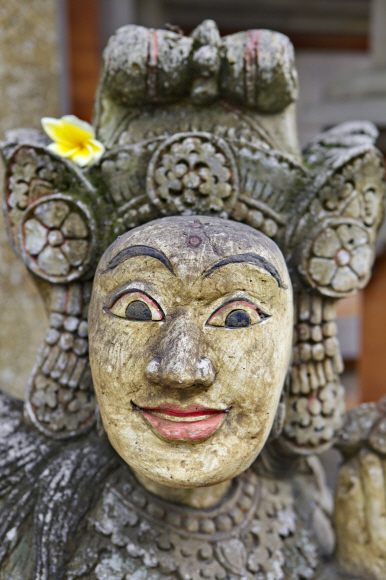 발리에서는 다양한 신들을 새긴 조각품을 만날 수 있다.