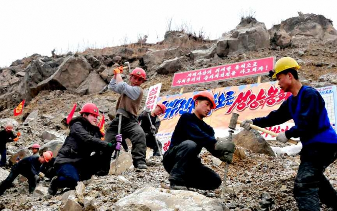 북한 노동신문은 20일 최근 재개발을 완료한 양강도 삼지연시 건설 과정 사진을 공개했다. 평양 노동신문/뉴스1