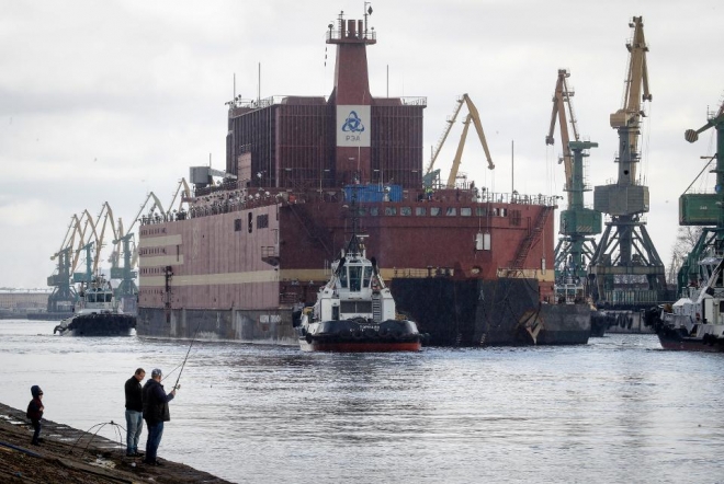 세계 최초의 산업용 부유식 해상 원자력 발전소인 러시아 ‘아카데믹 로모노소프’가 극동 해상에서 전력 생산에 들어갔다. 사진은 지난해 4월 견인되고 있는 아카데믹 로모노소프 모습. 포브스 캡처