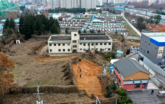 20일 오후 광주 북구 옛 광주교도소 부지에서 시신 수십구가 나와 관계자들이 출입 통제선을 치고 있다. 이들 시신 중에는 무연고 사망자나 사형수 표식 없는 유골이 발견된 것으로 알려져 5·18 행방불명자 관련성이 주목된다. 연합뉴스