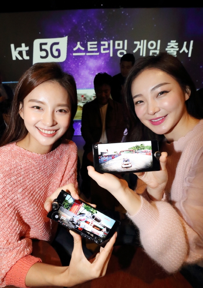 KT 모델들이 5G 스마트폰으로 ‘KT 5G 스트리밍 게임 서비스’를 소개하고 있다. KT 제공