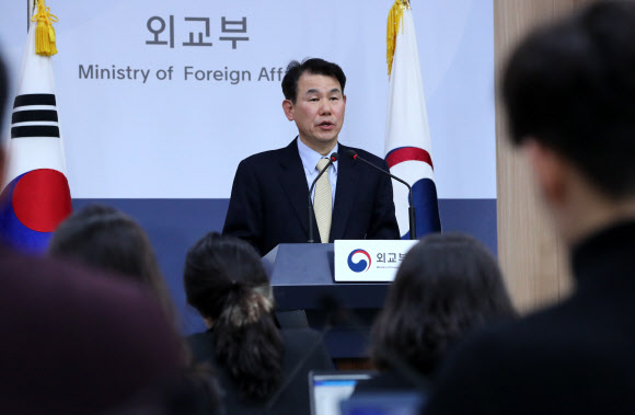 정은보 한미 방위비분담협상 대사가 19일 오후 서울 종로구 외교부 브리핑룸에서 제임스 드하트 미국 국무부 선임보좌관과의 한미 방위비분담금 협정(SMA) 협상 결과를 설명하고 있다. 연합뉴스