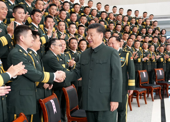 시진핑 중국 국가주석이 20일 마카오 주둔 인민해방군 부대를 방문, 장병들과 악수하고 있다. 마카오 신화=연합뉴스