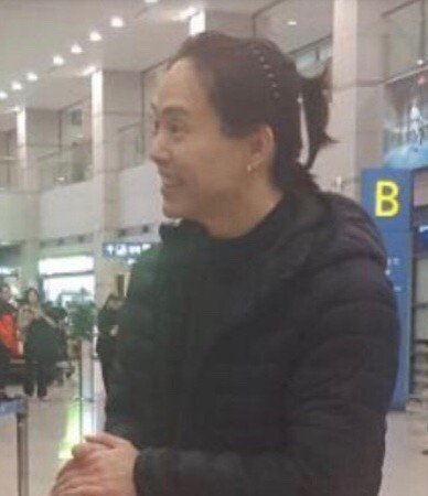 20일 인천공항을 통해 귀국한 가수 양준일씨가 팬들에게 인사하고 있다. 출처:양준일 팬클럽