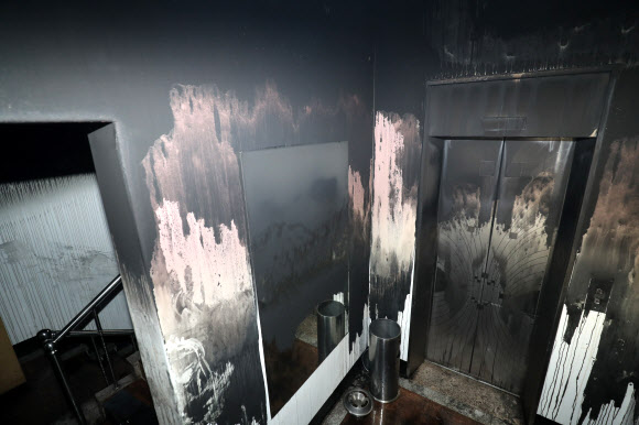 검게 그을린 모텔 엘리베이터  22일 오전 광주 북구 두암동의 한 모텔에서 불이 나 수십여명의 사상자가 발생했다. 사진은 화재로 검게 그을린 모텔 엘리베이터의 모습. 2019.12.22 <br>연합뉴스