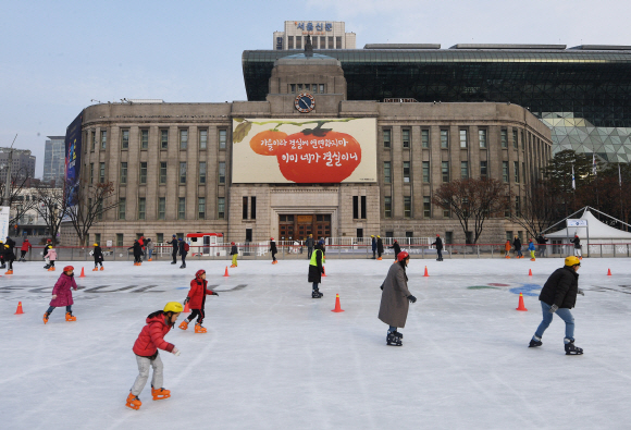 22일 서울광장 스케이트장에서 시민들이 스케이트를 타고 있다. 서울광장 스케이트장은 오는 2020년 2월 9일까지 운영된다. 2019.12.22 오장환 기자 5zzang@seoul.co.kr