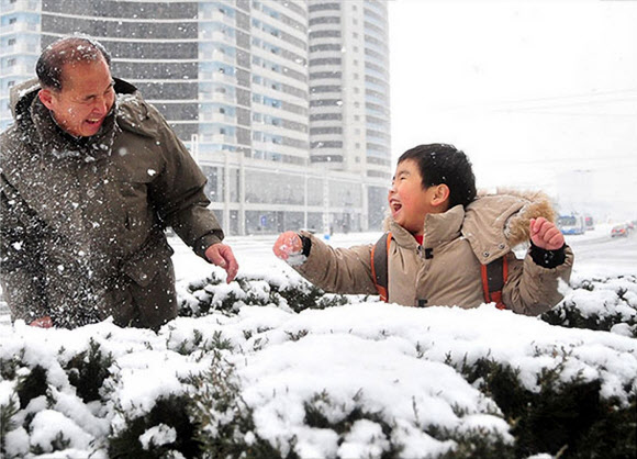 [포토] 눈 내린 평양 표정