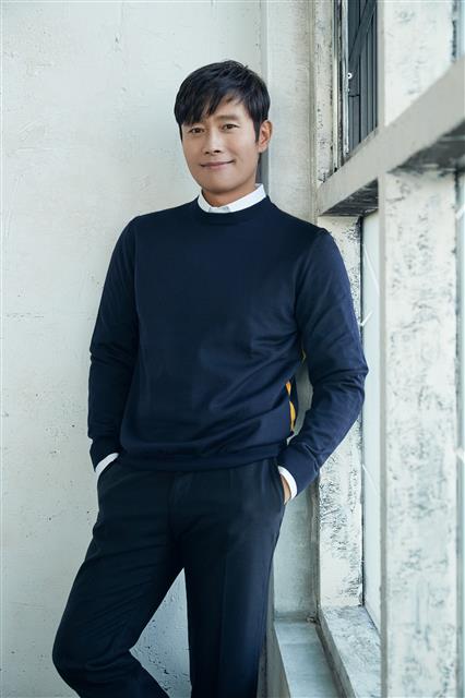 영화 ‘백두산’을 ‘버디영화’라고 한 이병헌은 함께 호흡을 맞춘 하정우에 대해 “자기만의 센스를 연기에 잘 녹여내는 스타일”이라고 치켜세웠다. 정작 “마동석, 전혜진, 배수지와는 촬영 내내 마주치질 못했다”면서 뒤늦게 마동석의 애드리브를 확인했다나. BH엔터테인먼트 제공