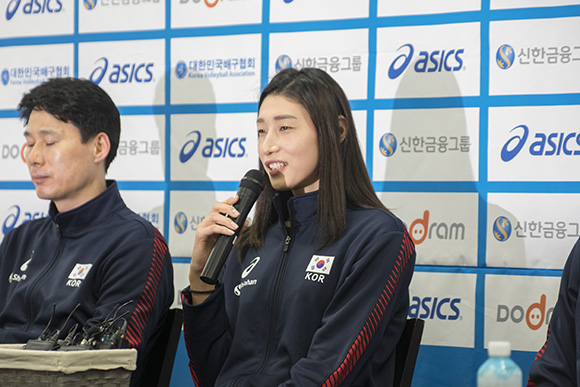 김연경이 22일 인천계양체육관에서 열린 2020 도쿄올림픽 아시아지역예선 기자회견에서 답변하고 있다.