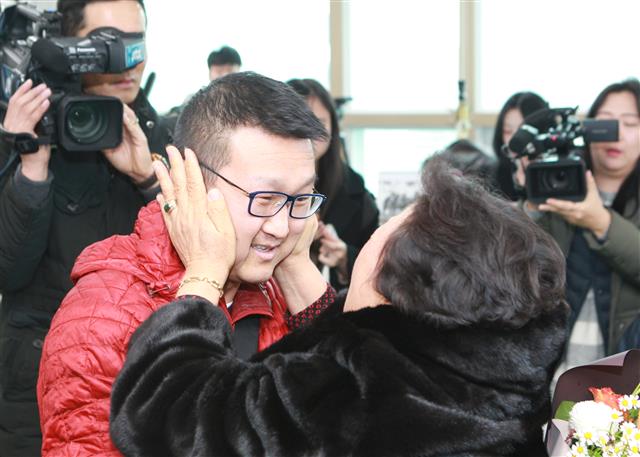 여섯 살 때 미국에 입양됐던 손동석씨가 32년 만에 어머니를 만나 기뻐하고 있다.  대구경찰청 제공