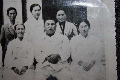 김일성(앞줄 가운데)과 장군의 부인 임재순(뒷줄 오른쪽). ‘남만주 최후의 사령관 양세봉’(역사공간 발행)에서 인용