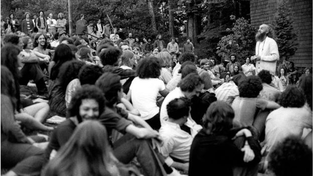 1970년 얼터너티브 미디어 컨퍼런스 도중 젊은이들에게 강연하고 있는 람 다스. AFP 자료사진