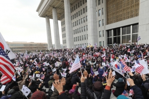 [단독] 경찰, 13개월 만에야…‘국회 불법집회’ 보수단체 14명 檢 송치
