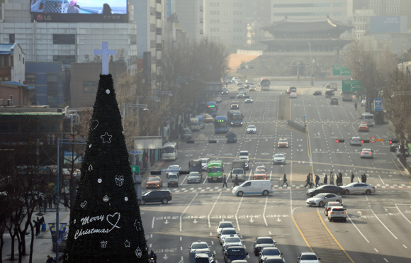 크리스마스 이브인 24일 수도권 등 중서부 지역을 중심으로 미세먼지가 짙게 낀 가운데 서울광장 인근 도심이 미세먼지로 뿌옇게 흐려있다. 2019. 12.24 박윤슬 기자 seul@seoul.co.kr