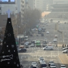 [서울포토] 크리스마스 이브, 미세먼지가 짙은 서울광장