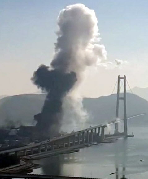 24일 오후 전남 광양시 포스코 광양제철소 폭발 사고가 발생해 검은 연기가 나고 있다. 2019.12.24 <br> 연합뉴스