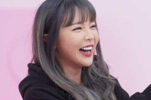 ‘아이돌룸’ 홍진영, 윙크 노하우 전수 “매일 8시간씩 연습”