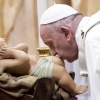 [포토] 교황, 성탄 전야 미사 집전… 아기 예수상에 입맞춤
