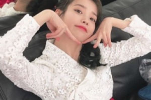 “메리크리스마스” 아이유, 주변 밝히는 환한 미소 [EN스타]