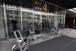 [서울포토] 조국 구속 기로… 긴장감 감도는 서울동부지법