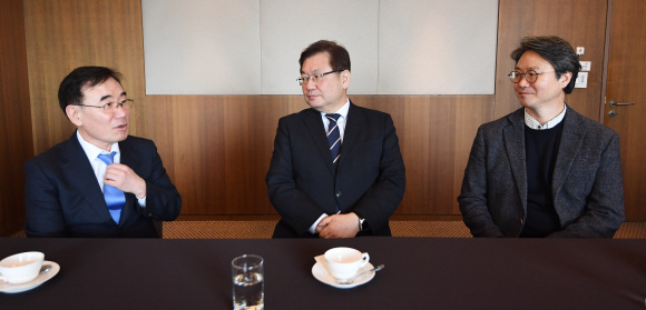 지난 18일 서울 중구 한국프레스센터에서 최병구(왼쪽부터) 문화체육관광부 관광정책국장, 김대관 한국문화관광연구원장, 이훈 한양대 관광학부 교수가 ‘대한민국 관광산업의 현재와 나아갈 길’을 주제로 대담을 하고 있다. 이들은 최근 제4차 국가관광전략회의에서 집중 논의된 수요자 중심의 지역관광 발전 방안과 관련해 “여행자 눈높이에 맞춰 관광의 질을 높이는 방향으로 정책을 추진해야 한다”고 의견을 모았다. 오장환 기자 5zzang@seoul.co.kr