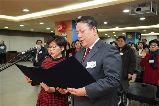 지난 23일 서울 성북구청에서 열린 ‘성북구 명예 사회복지공무원 위촉식’에서 한병희씨 등 명예 공무원들이 선서하고 있다. 성북구 제공 지난 23일 서울 성북구청에서 열린 ‘성북구 명예 사회복지공무원 위촉식’에서 한병희씨 등 명예 공무원들이 선서하고 있다. 성북구 제공