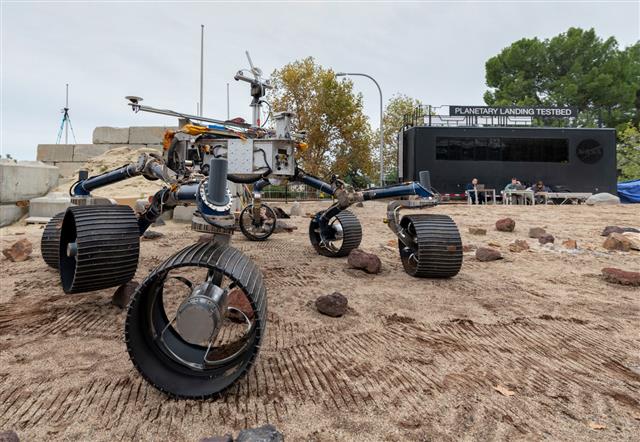 미국 캘리포니아 파사데나에 위치한 미국항공우주국(NASA) 제트추진연구소(JPL)는 지난 3일 화성 지표 환경과 똑같이 꾸며진 ‘화성 실험실’에서 마스 2020 로버 실험모델로 이동 테스트를 실시했다. NASA JPL-칼텍 제공