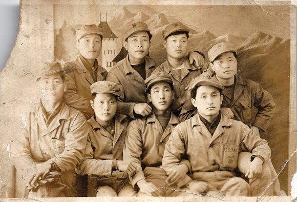 1951년 6월 20일 도솔산 전투를 끝내고 인천 출신 해병 대원들과 함께 찍은 승전 기념사진. 분대장 시절의 유세원(앞줄 오른쪽에서 첫 번째)