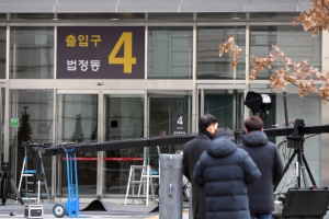 “직권 남용” vs “정무적 판단”… 조국 前 장관 ‘운명의 날’