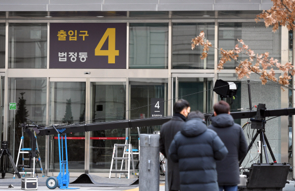 조국 기다리는 ‘포토라인’ 