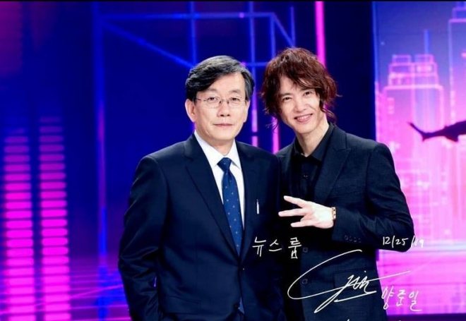 가수 양준일씨(오른쪽)의 JTBC 뉴스룸 출연 모습