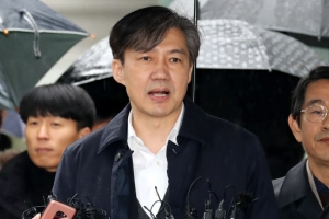 포토라인 선 조국 “전방위 수사 견디고 견뎌”