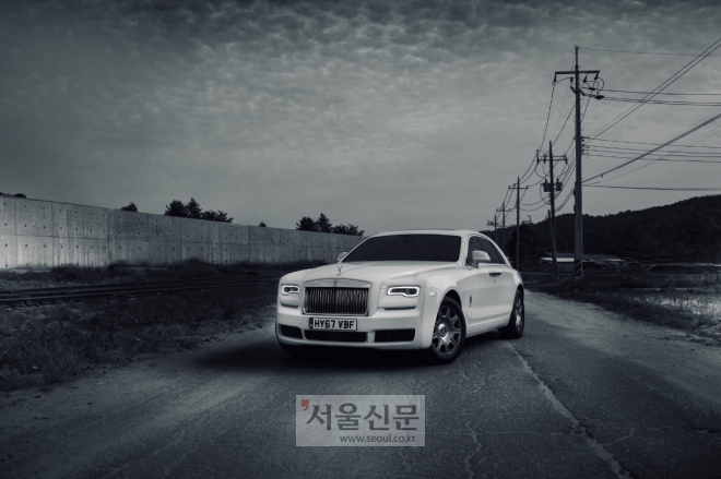 백군이 찍은 첫 고급차 하얀색 롤스로이스. 7억원 상당의 고급차로 차주 기사분께서 직접 뒷문을 열어주셨다고 한다.