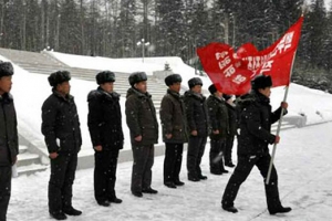 [포토] 백두산 혁명전적지로 출발하는 北 노동자 행군대