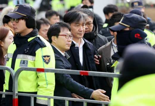 경호 받으며 차량으로 향하는 조국