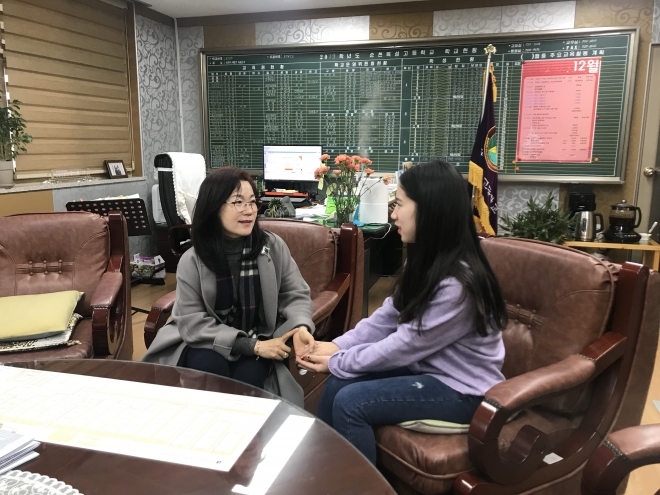강숙영 순천복성고 교장이 서울대 응용생물화학부에 합격하고 감사 인사를 온 강윤주 양에게 덕담을 건네고 있다.