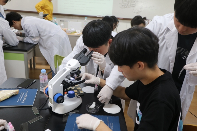 학생들이 연구실에서 과학중점 프로그램 실험을 하고 있는 모습.