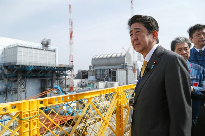 후쿠시마 원전을 방문한 아베 신조 일본 총리. 2019.4.19  EPA 연합뉴스