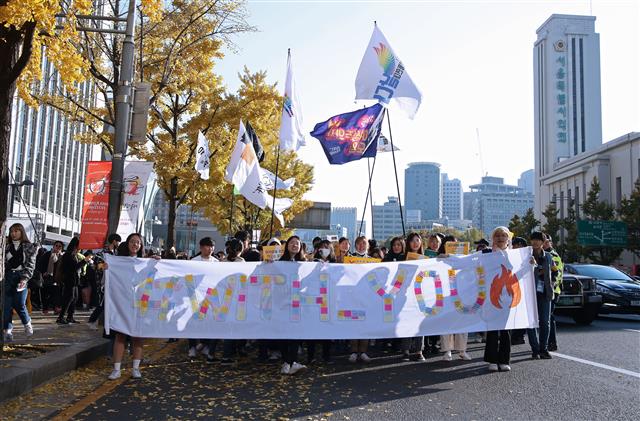 지난해 11월 청소년 페미니즘 모임 등 전국 30여개 단체가 서울 광화문 일대에서 개최한 ‘여학생을 위한 학교는 없다’ 스쿨미투 집회 모습. 아영 제공