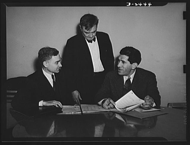 2차 대전 당시 미국 전시(戰時)생산위원회 계획위원장으로 근무한 로버트 네이선(오른쪽)이 동료들과 이야기를 나누고 있다. 한국학중앙연구원 제공
