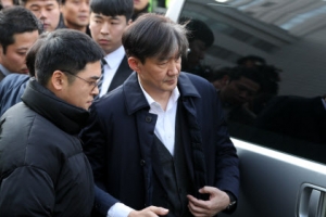 조국 전 장관 구속 모면, ‘친문’ 향한 검찰 칼끝 계속