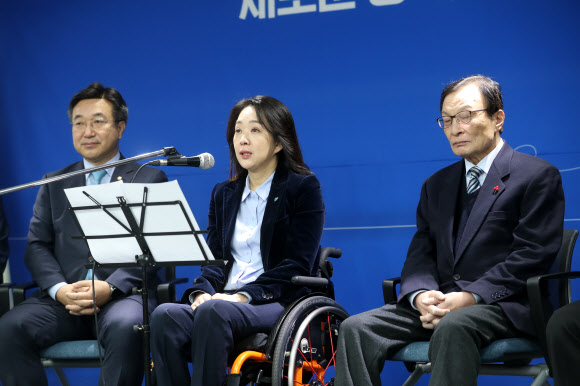 더불어민주당 총선 ‘영입인재 1호’로 발탁된 최혜영(가운데) 장애인식개선교육센터 이사장이 26일 민주당 당사에서 열린 기자회견에서 인사말을 하고 있다. 왼쪽부터 윤호중 사무총장, 최 이사장, 이해찬 대표. 연합뉴스