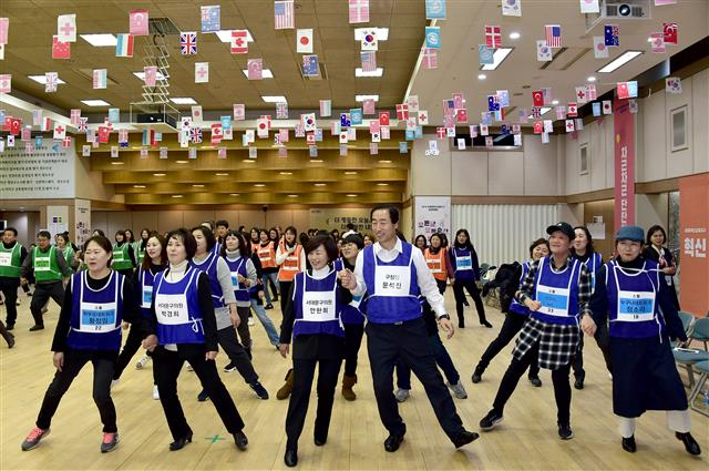 문석진(앞줄 오른쪽 세 번째) 서울 서대문구청장이 지난 19일 구청 대강당에서 열린 혁신교육지구 성과 공유회 행사에서 참가자들과 함께 몸풀기 댄스를 추고 있다. 서대문구 제공