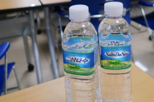 제주 삼다수 사상 첫 파업에 사장 사퇴…물량 차질 우려