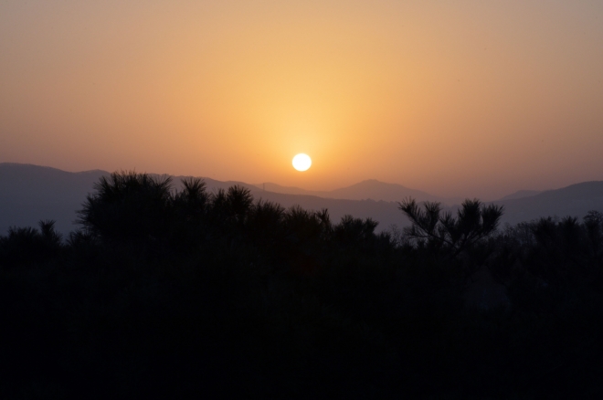 성남 분당구 금토산 정상 마당바위 일출 광경. 성남시 제공