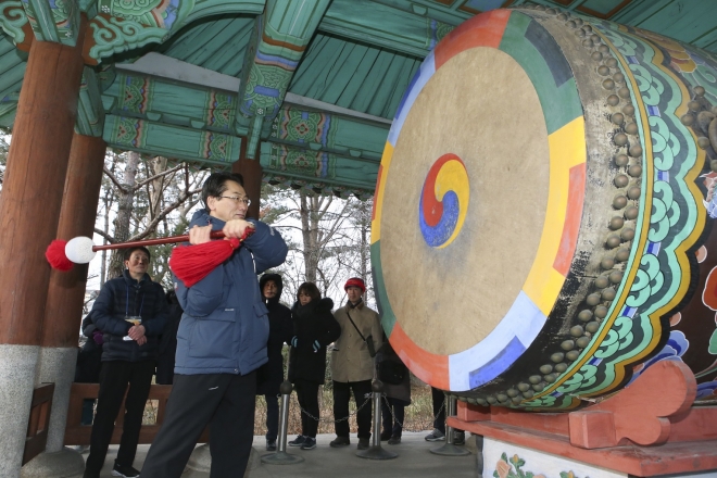 김영종 종로구청장이 지난 1월 1일 인왕산 해맞이 행사에서 북을 치고 있는 모습. 종로구 제공.